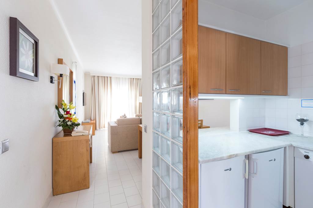 FAO_71804_oura_view_beach_club_0518_13.jpg