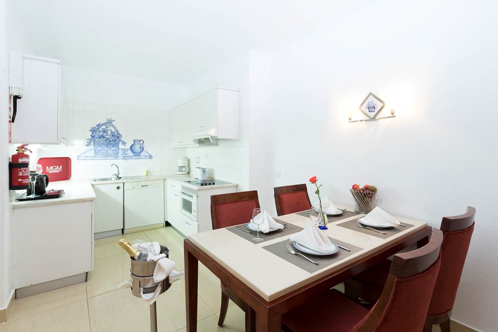 FAO_71804_oura_view_beach_club_0518_36.jpg
