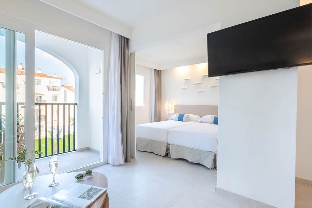 MAH_902_Carema_Beach_0818_01.jpg