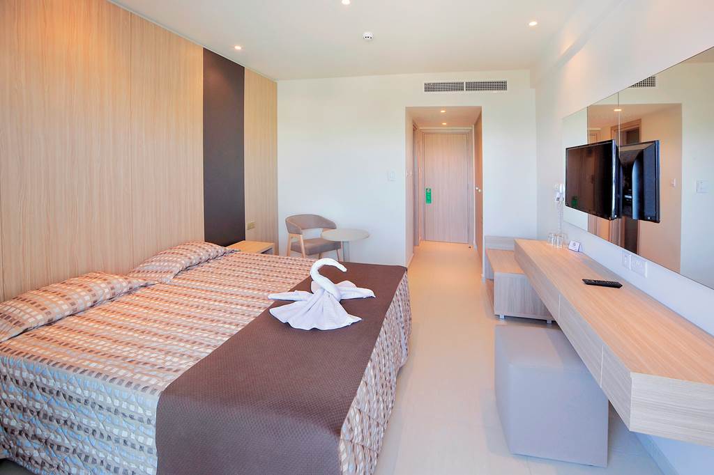LCA_80733_Nelia_Beach_Hotel_0719_21.jpg