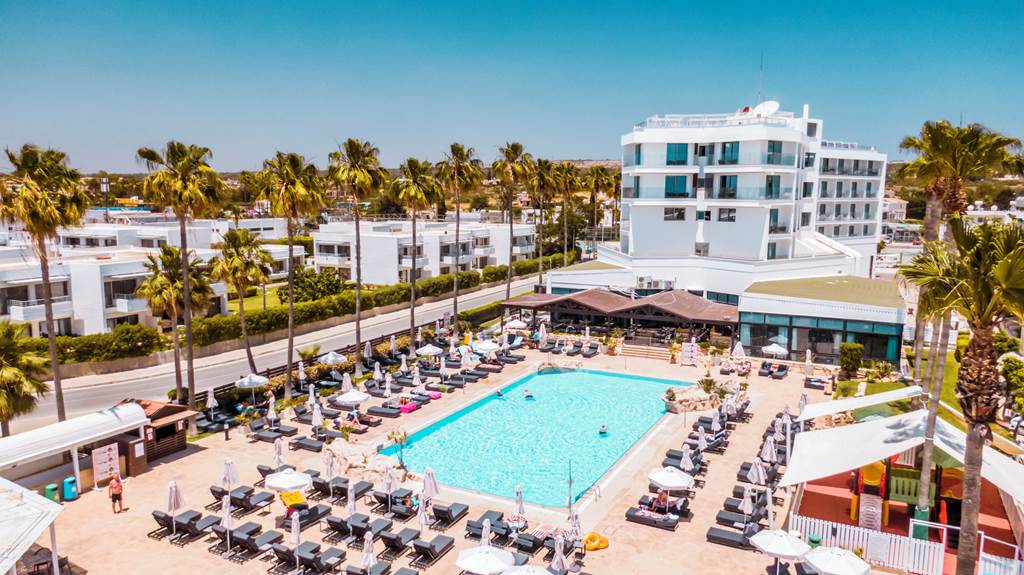 LCA_83875_Pavlo_Napa_Beach_Hotel_0622_13.jpg