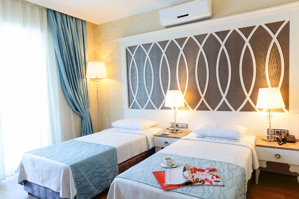 DLM_75707_Ocean_Blue_Hotel_0517_03.jpg