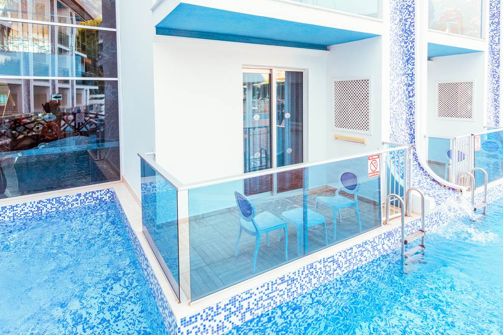 DLM_75707_Ocean_Blue_Hotel_1017_01.jpg