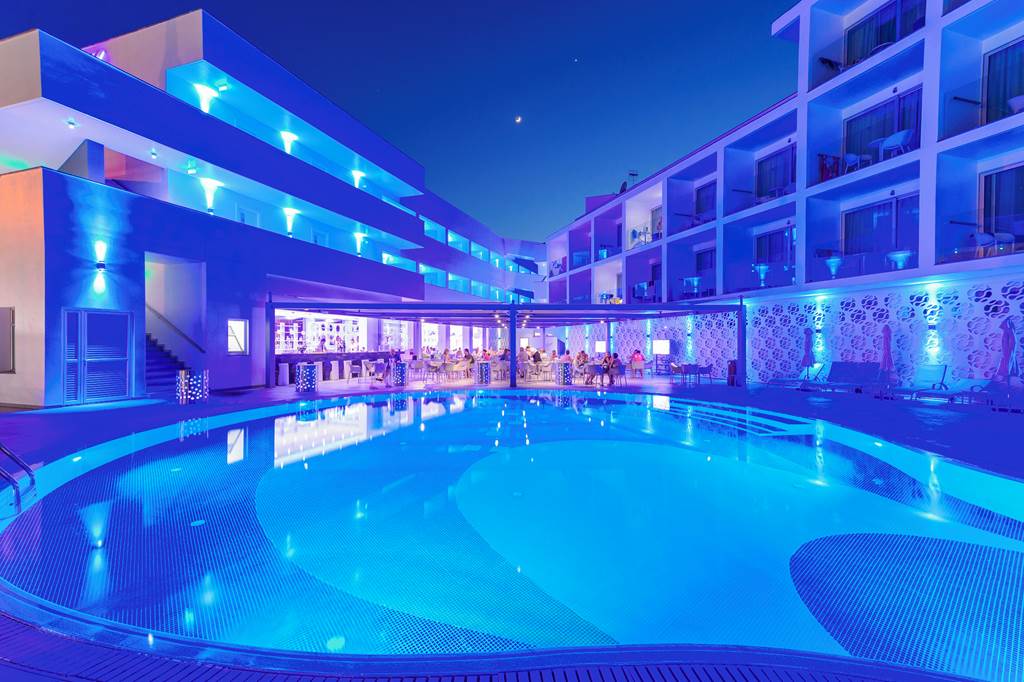 LCA_73754_River_Rock_Hotel_0821_01.jpg