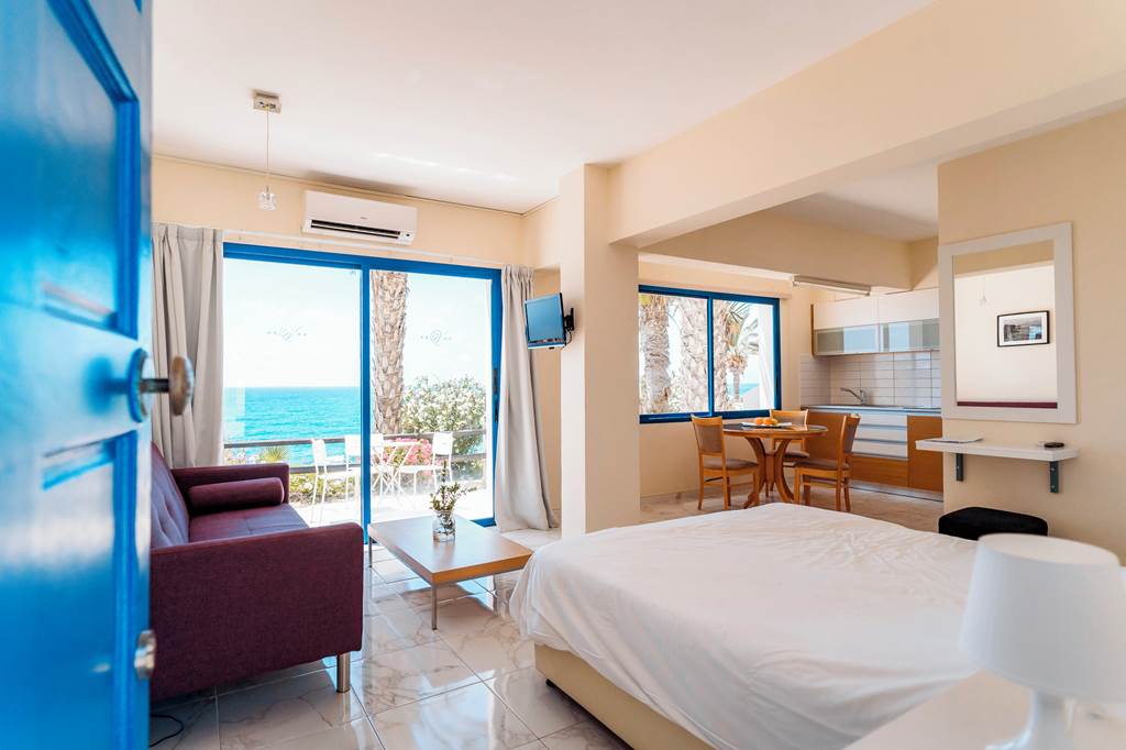 PFO_83202_Vrachia_Beach_Hotel_&_Suites_0921_01.jpg