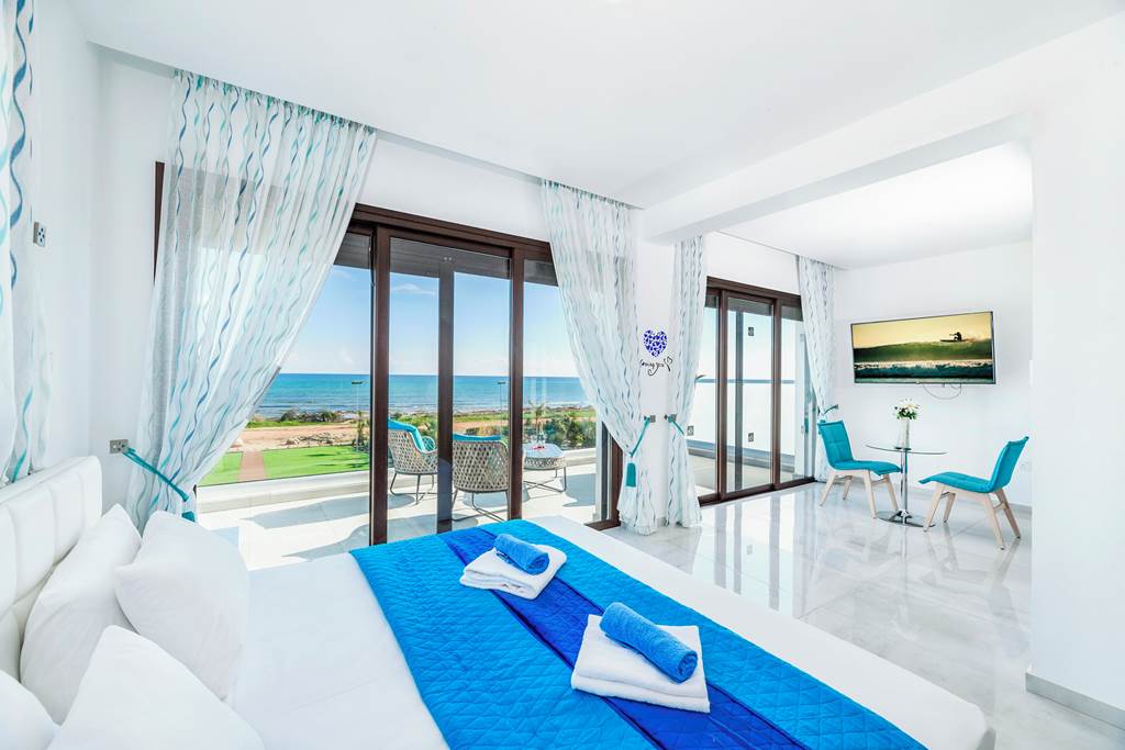 LCA_89126_Villa_Serenity_Seafront_0325_02.jpg