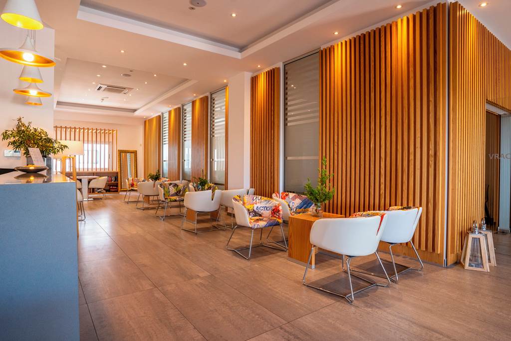 PFO_83202_Vrachia_Beach_Hotel_&_Suites_0821_16.jpg