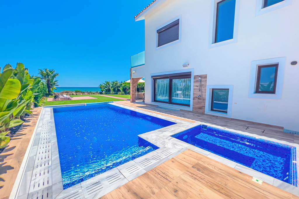 LCA_89126_Villa_Serenity_Seafront_0325_09.jpg