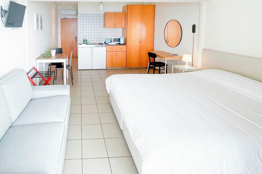 PFO_83202_Vrachia_Beach_Hotel_&_Suites_0323_03.jpg
