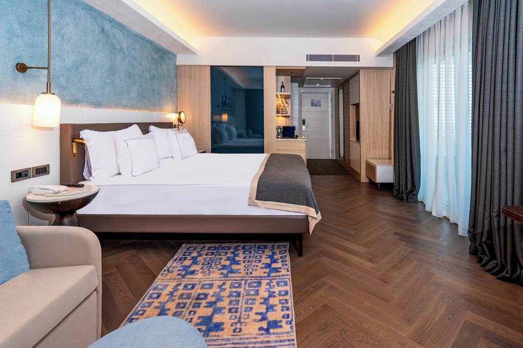 AYT_74038_Lara_Barut_Collection_0922_18.jpg