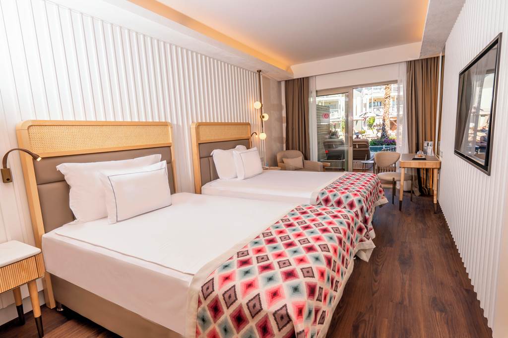 AYT_74038_Lara_Barut_Collection_0822_08.jpg