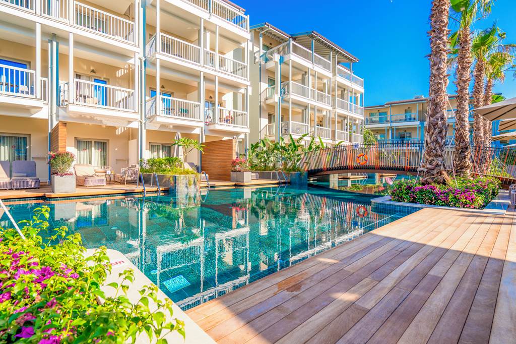 AYT_74038_Lara_Barut_Collection_0922_13.jpg