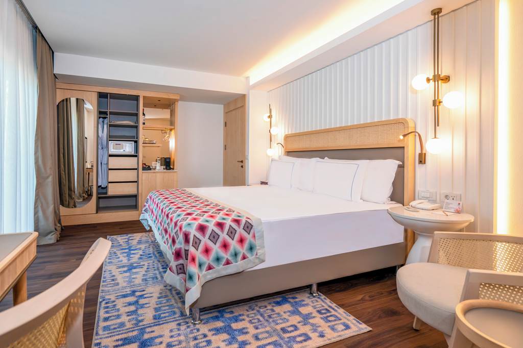 AYT_74038_Lara_Barut_Collection_0922_25.jpg