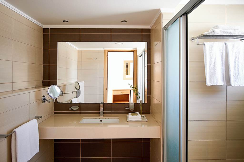 RHO_77156_Island_Blue_Hotel_0324_01.jpg