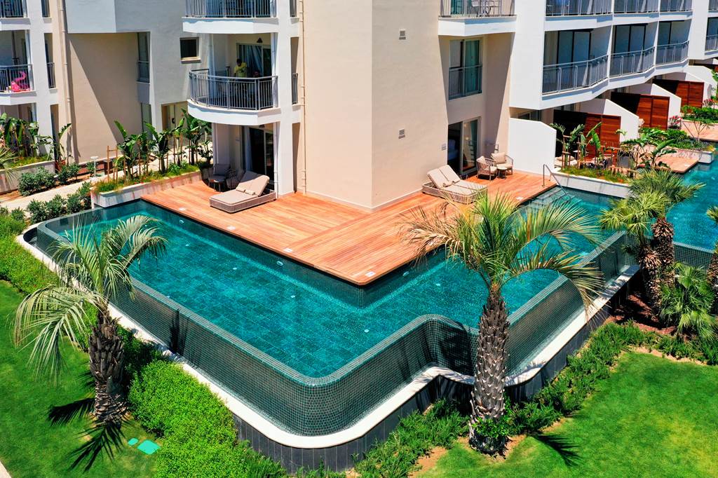 AYT_74038_Lara_Barut_Collection_0922_24.jpg