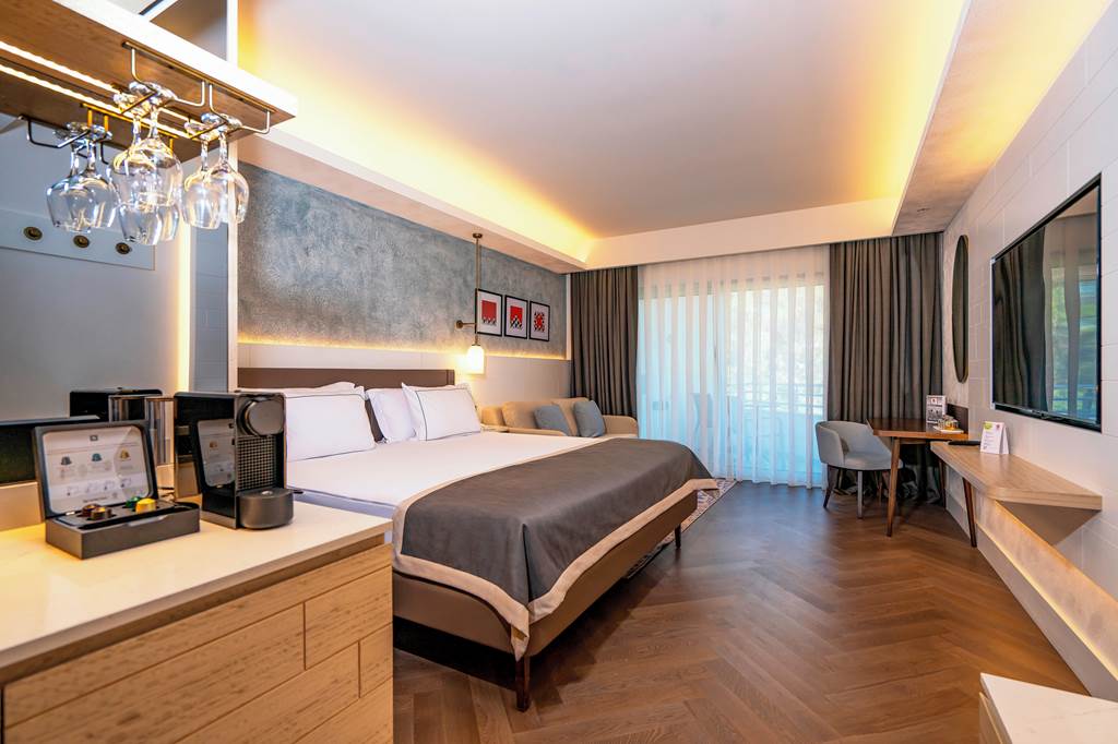 AYT_74038_Lara_Barut_Collection_0922_33.jpg