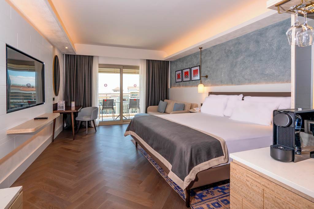 AYT_74038_Lara_Barut_Collection_0922_19.jpg