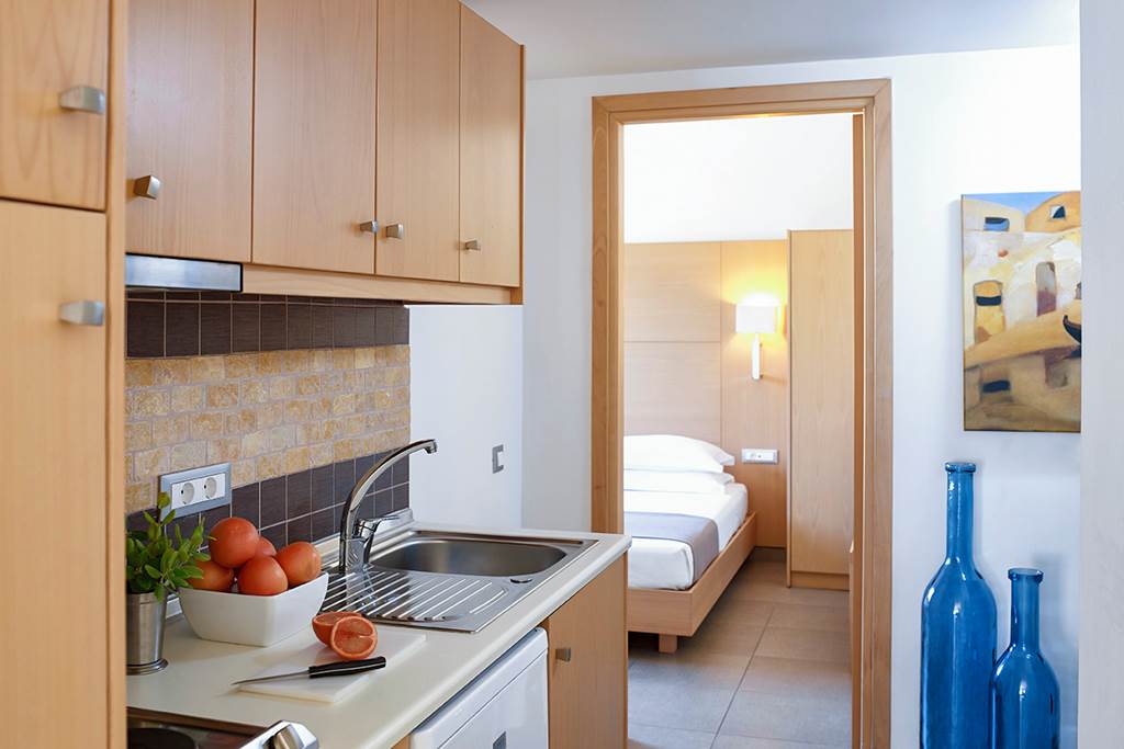 RHO_77156_Island_Blue_Hotel_0521_01.jpg