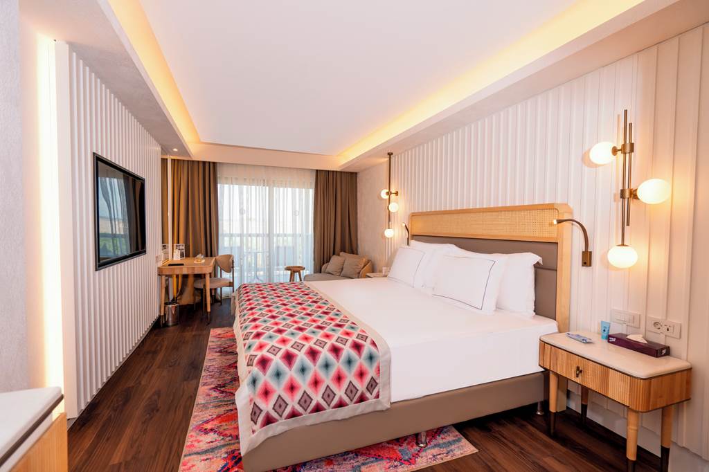 AYT_74038_Lara_Barut_Collection_0822_05.jpg