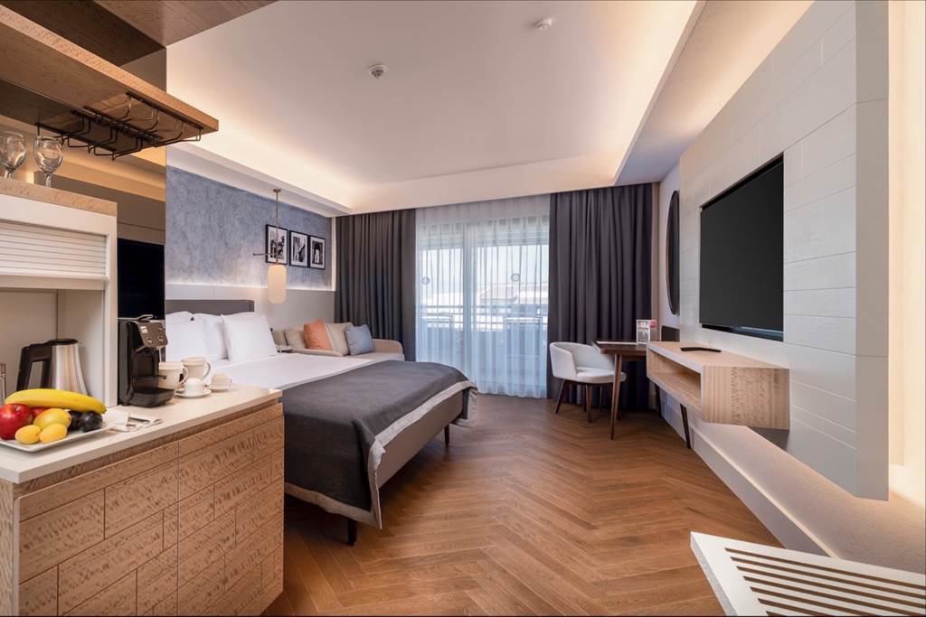 AYT_74038_Lara_Barut_Collectio_0821_07.jpg