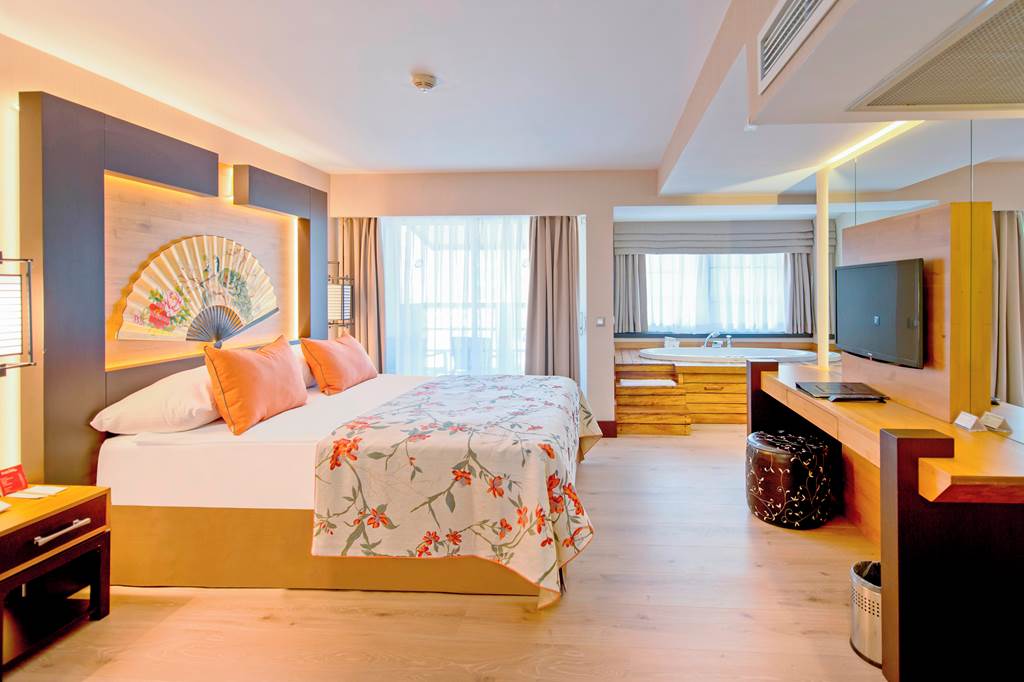 AYT_72732_Limak_Lara_Resort_1019_01.jpg