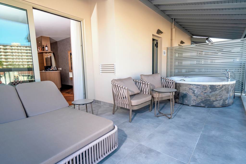 AYT_74038_Lara_Barut_Collection_0822_16.jpg