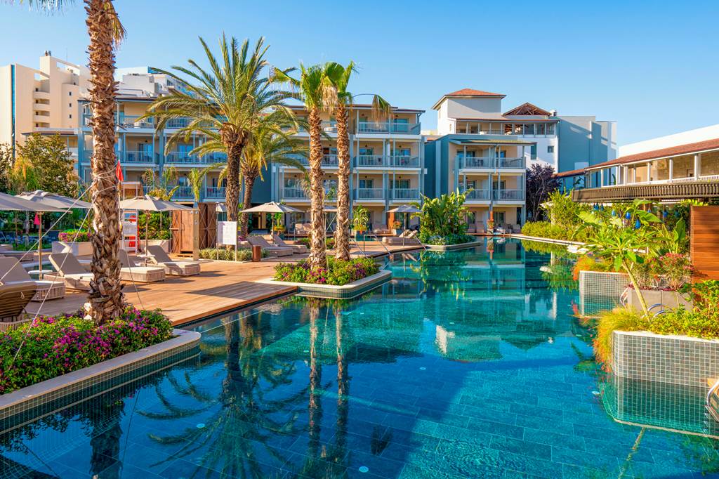 AYT_74038_Lara_Barut_Collection_0922_12.jpg