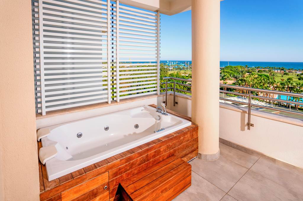 AYT_74038_Lara_Barut_Collection_0922_37.jpg