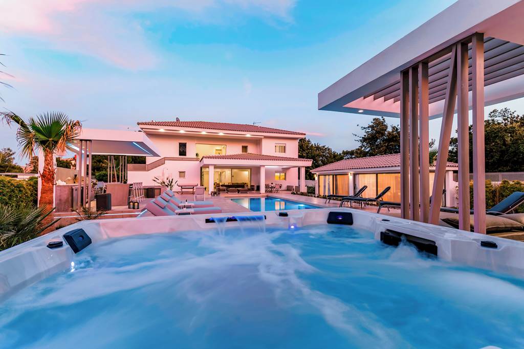 RHO_83520_M_Mansion_0722_02.jpg