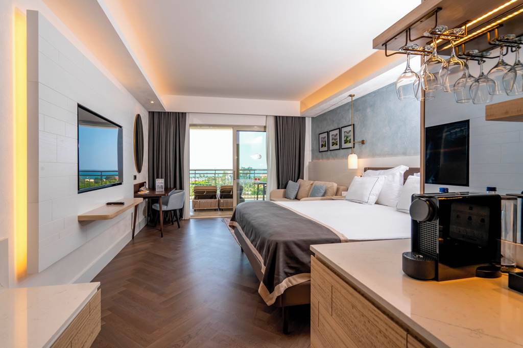 AYT_74038_Lara_Barut_Collection_0922_30.jpg