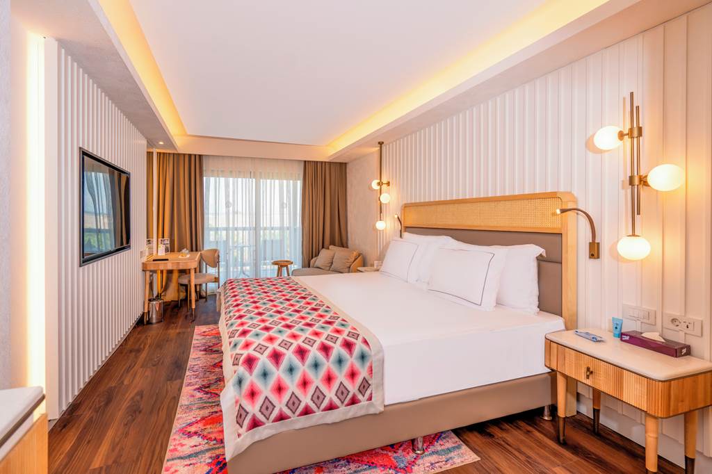 AYT_74038_Lara_Barut_Collection_0922_38.jpg