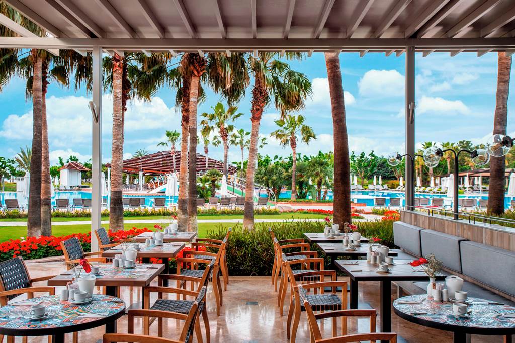 AYT_74038_Lara_Barut_Collection_0220_18.jpg