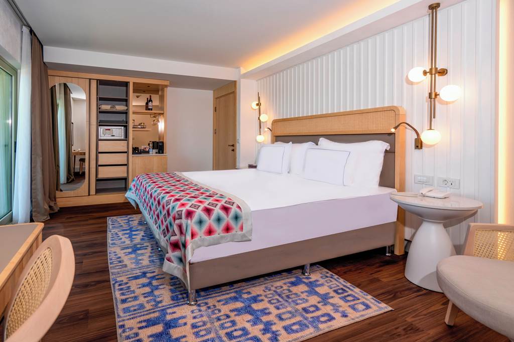 AYT_74038_Lara_Barut_Collection_0922_26.jpg