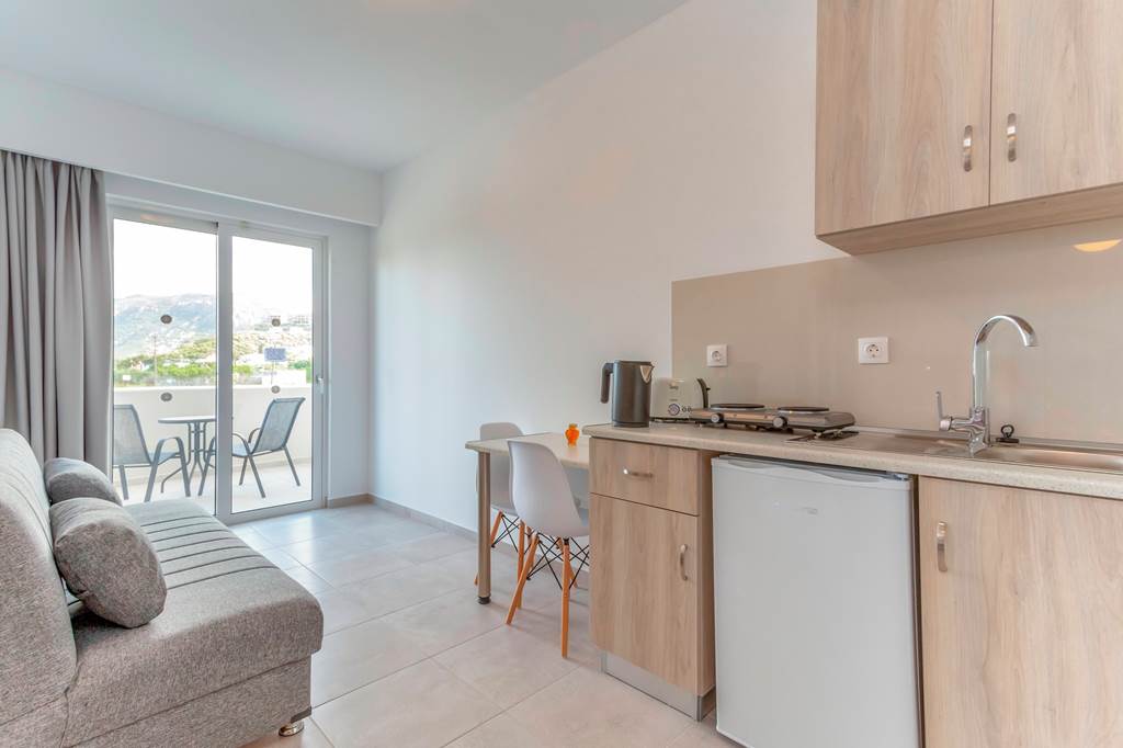 KGS_77924_Yiannis_The_Beekeeper_Apartments_0519_17.jpg