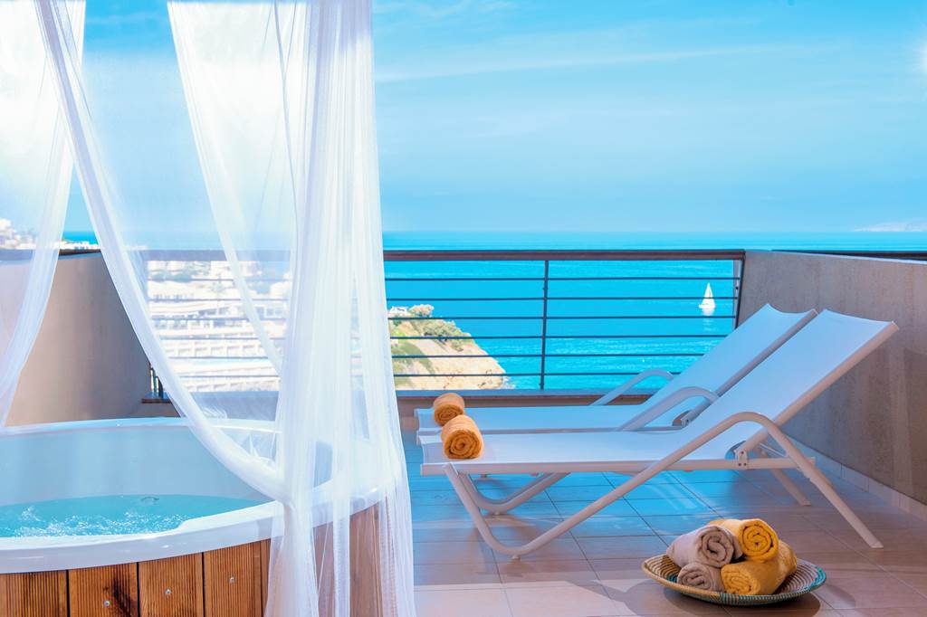HER_69587_Blue_Bay_Resort_1223_01.jpg