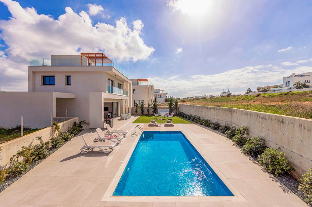 LCA_87580_Villa_By_The_Bay_33_0424_01.jpg
