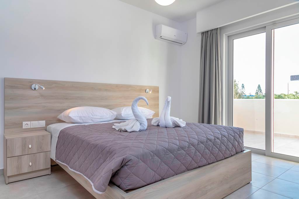 KGS_77924_Yiannis_The_Beekeeper_Apartments_0519_13.jpg