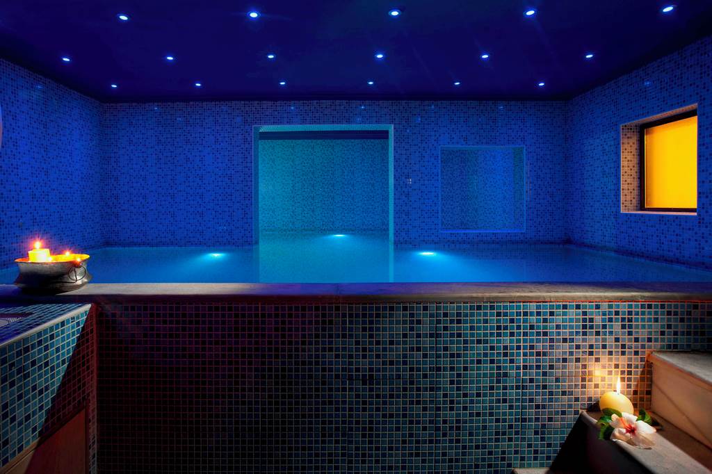 HER_69587_Blue_Bay_Resort_1220_02.jpg