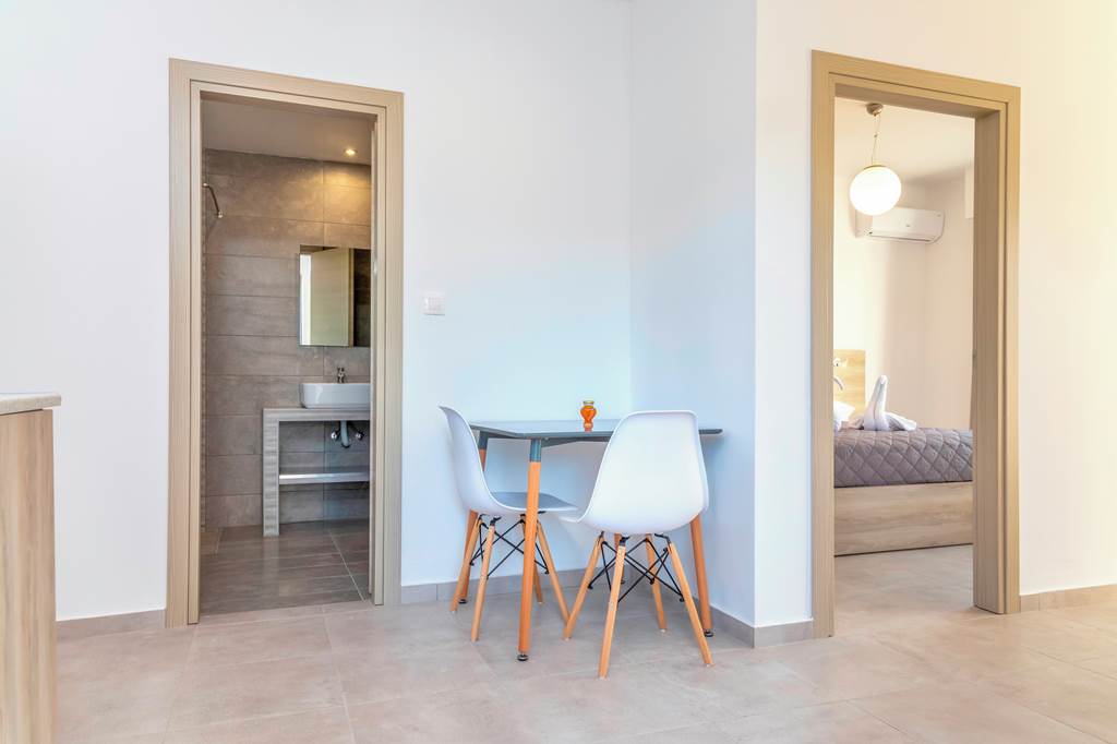 KGS_77924_Yiannis_The_Beekeeper_Apartments_0519_11.jpg