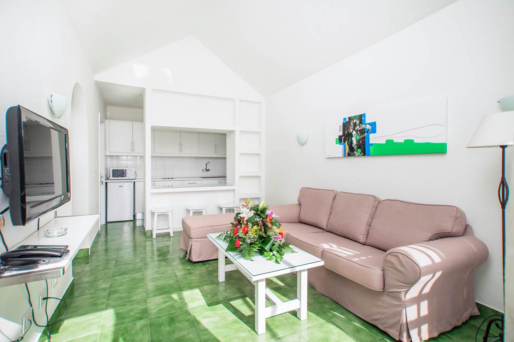 ACE_74971_Las_Gaviotas_Apartments_THe_Home_Collection_Formerly_THe_Las_Gaviotas_Apartments_1222_01.jpg