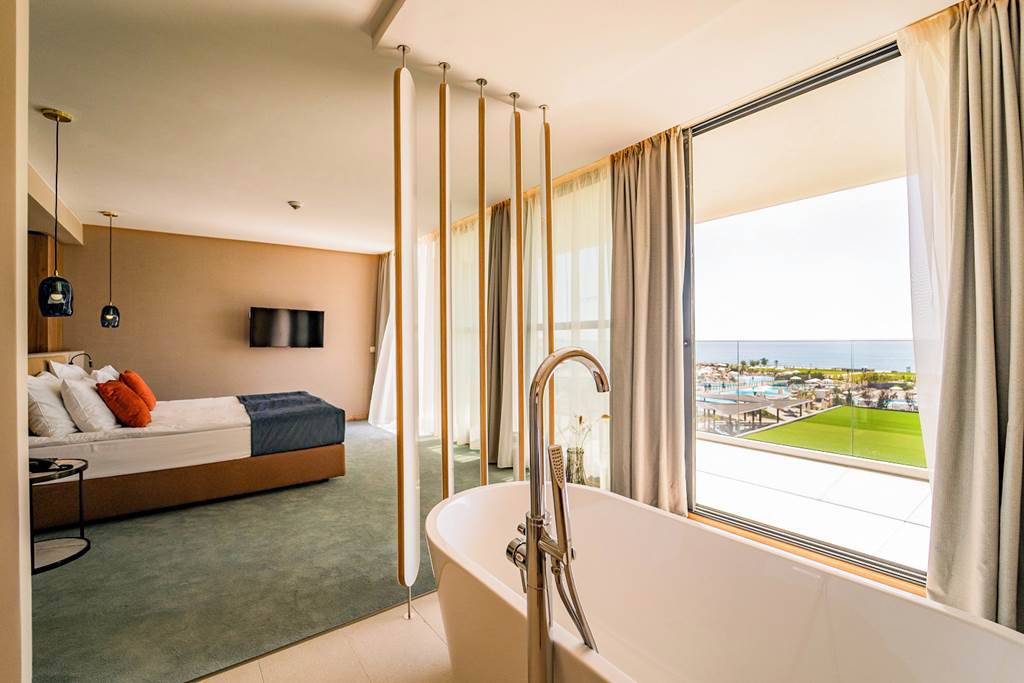 BOJ_79197_Wave_Resort_1119_02.jpg