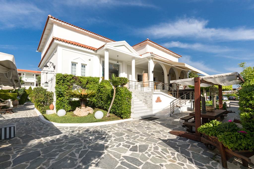 ZTH_70798_Htl_Louros_Bch_0717_16.jpg