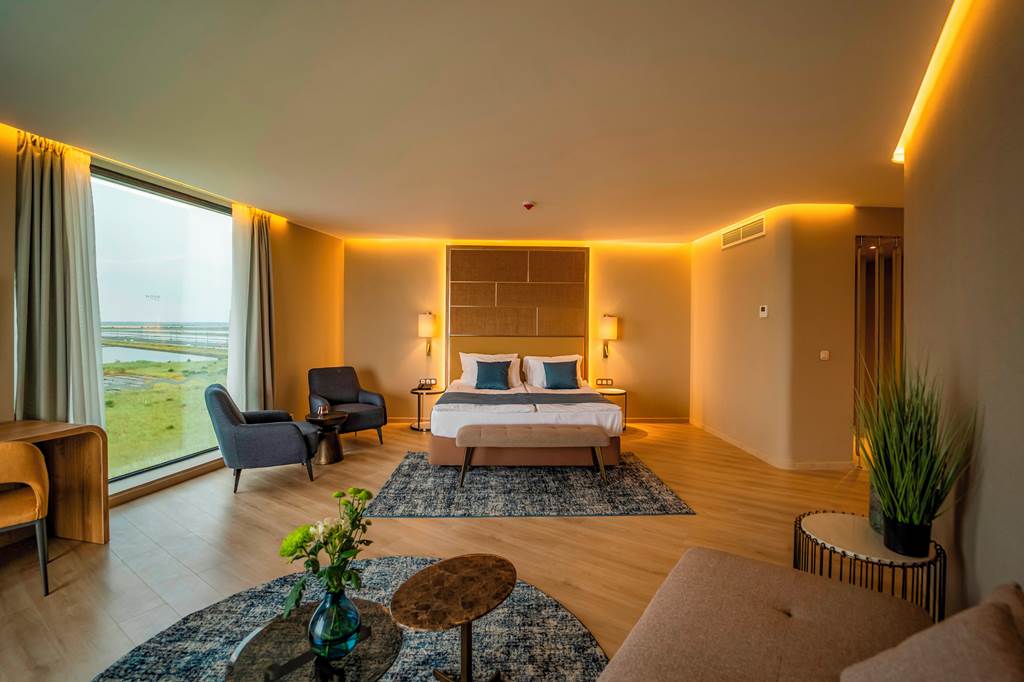 BOJ_79197_Wave_Resort_0719_03.jpg