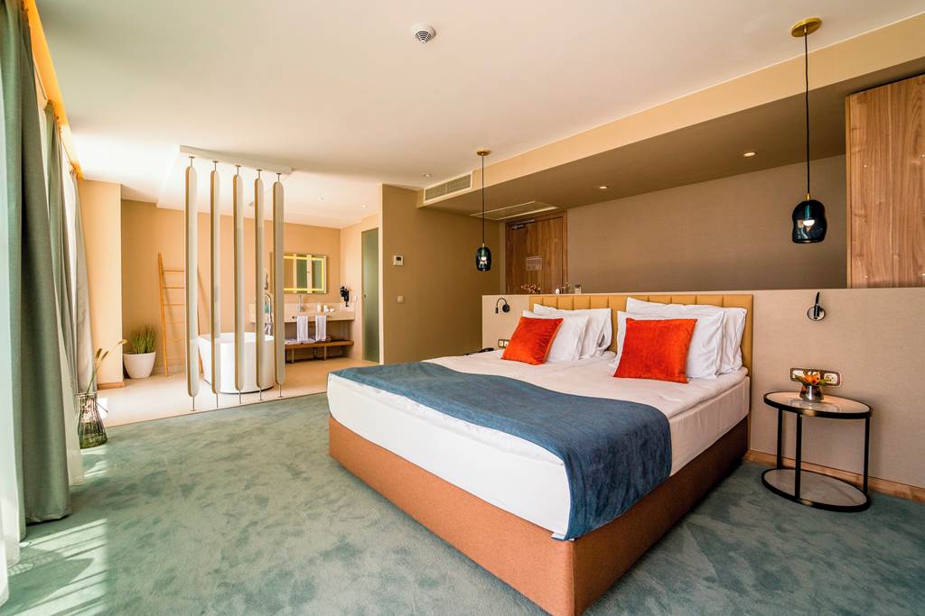 BOJ_79197_Wave_Resort_1119_01.jpg