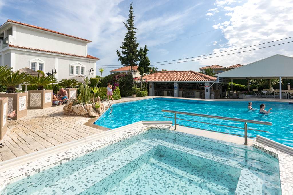 ZTH_70798_Htl_Louros_Bch_0717_03.jpg