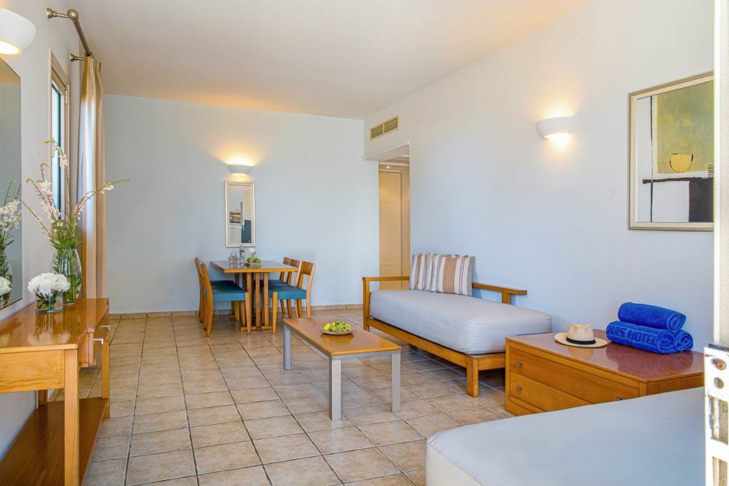 LCA_74886_Louis_Althea_Beach_Hotel_0823_05.jpg