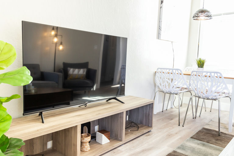 Living Room - Image 5