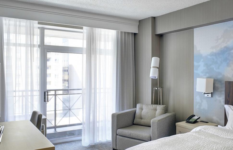 Courtyard-by-Marriott-Toronto-9.jpg