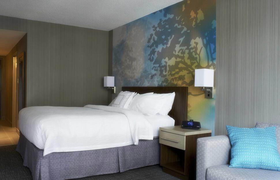 Courtyard-by-Marriott-Toronto-8.jpg