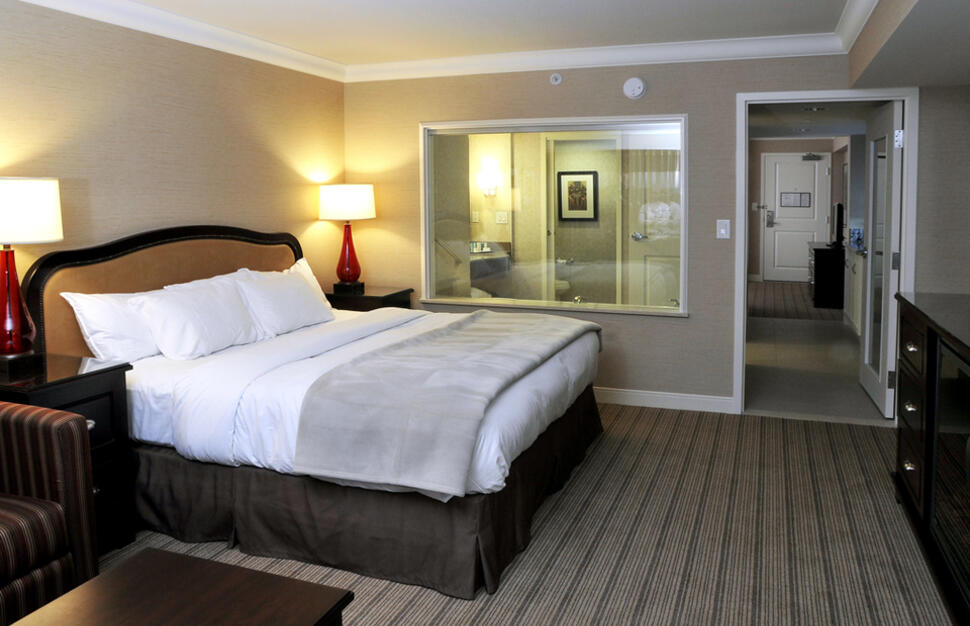 Hilton-Niagara-Falls-Fallsview-Hotel-Suites-2.jpg